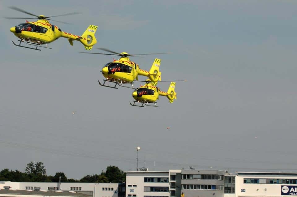 Tre luftambulansehelikoptre som flyr etter hverandre.