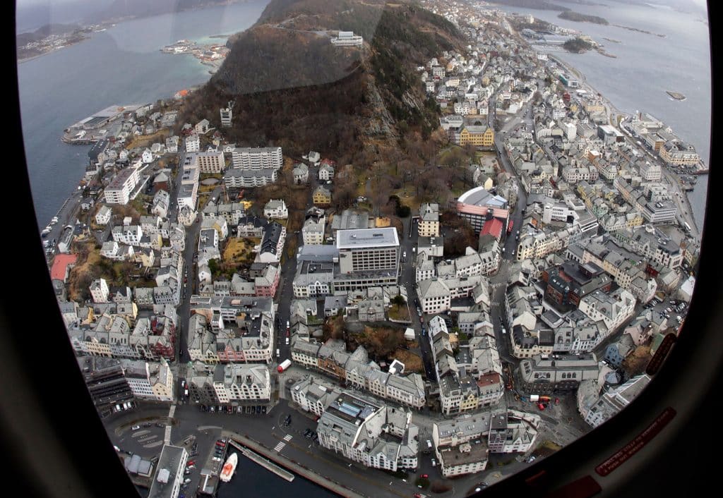 Bilde av Ålesund by tatt fra helikopter. 