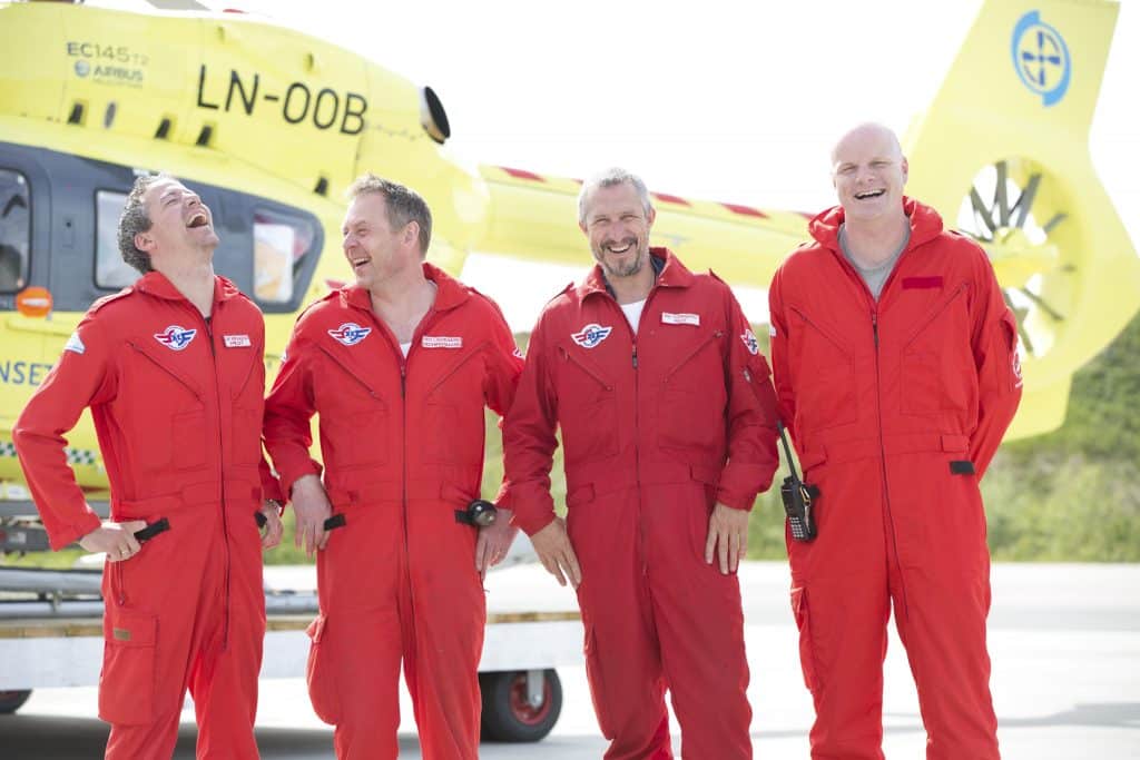 Crew står foran helikopter