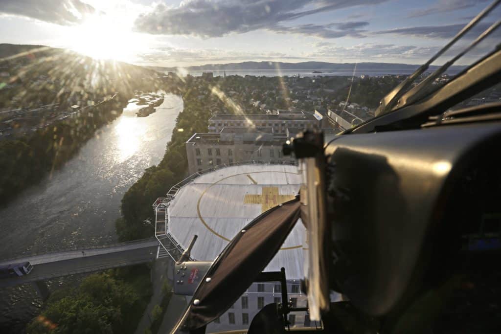 Helikopterplattform sett ovenfra gjennom cock pit i helikopteret. 