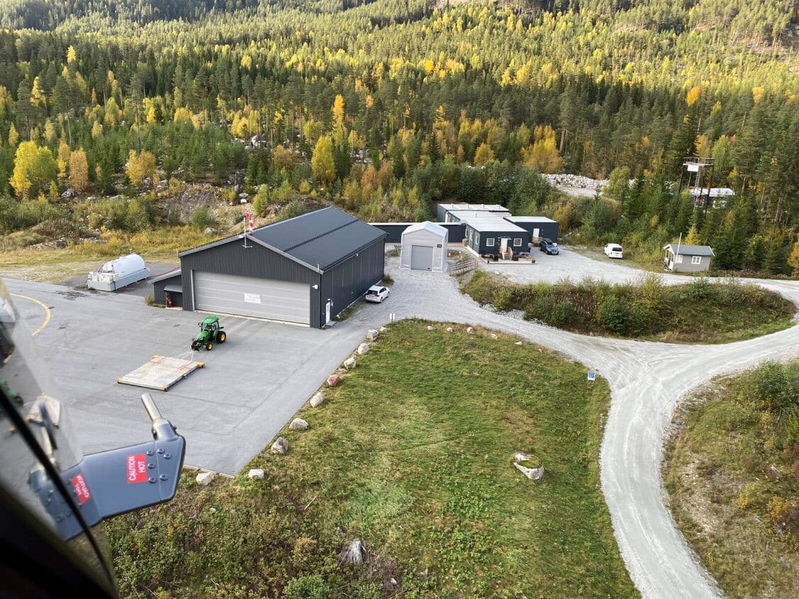 Helikopterlandingsplass på Torpomoen sett fra helikopteret. 