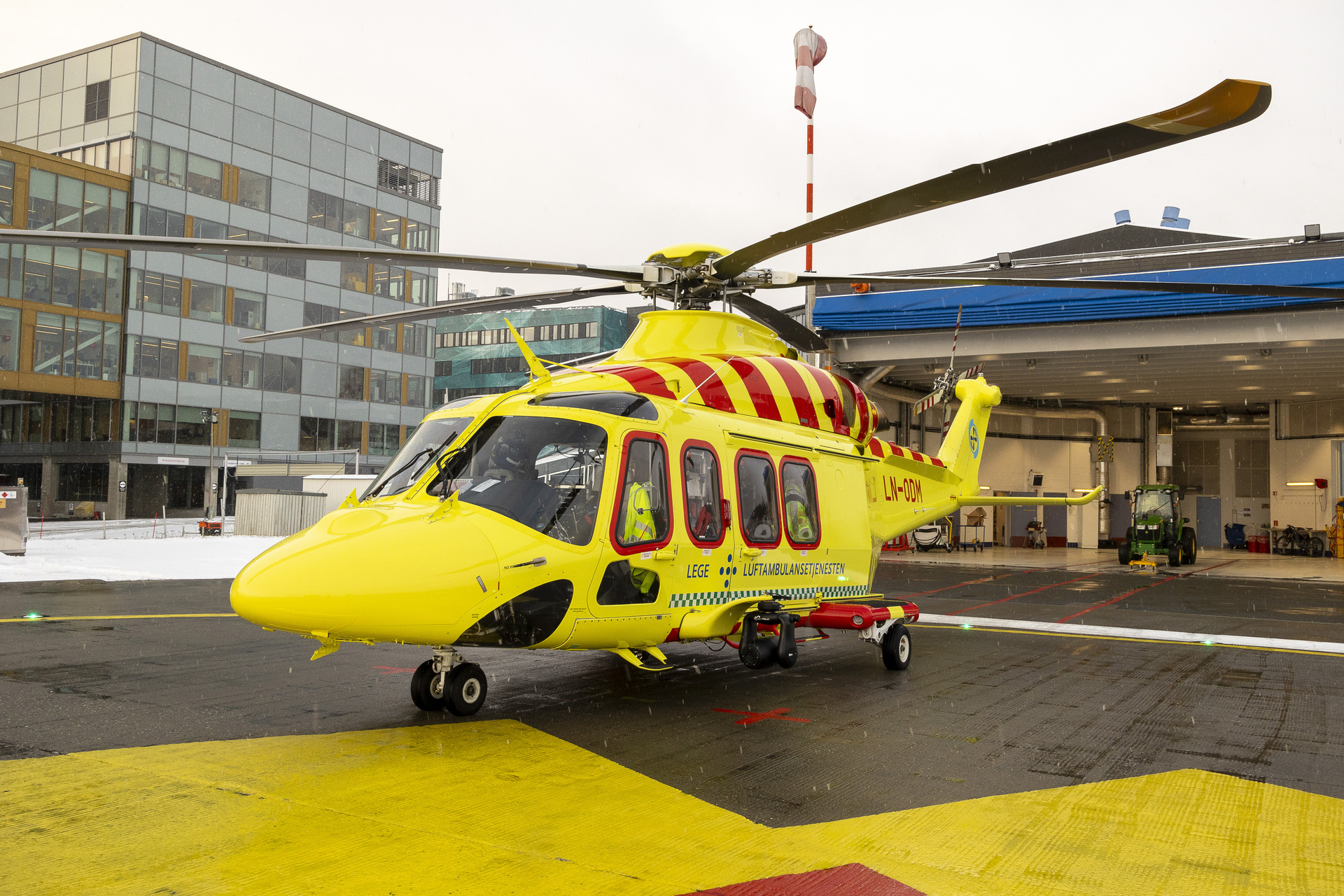 Helikopter på helipad utenfor basen i Tromsø. 